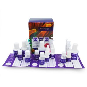 Aquaforest TestPro Ca + KH + Mg – Kit completo test Triade

**Aquaforest TestPro Ca + KH + Mg** riunisce in un'unica confezione i tre principali test dedicati alla triade dell'acquario marino. Il kit permette di misurare **Calcio (Ca), durezza carbonatica (KH) e Magnesio (Mg)**.

È una soluzione pratica per chi vuole controllare regolarmente questi tre valori senza acquistare ogni test separatamente.

La confezione comprende i reagenti e gli strumenti necessari per effettuare le diverse misurazioni. I tre test possono essere eseguiti in modo indipendente, in base alle necessità della vasca.

### Calcio, KH e Magnesio in un'unica confezione

La gestione della **triade Ca, KH e Mg** è uno degli aspetti più importanti in un acquario di barriera.

Questi tre valori sono collegati tra loro e hanno un ruolo centrale soprattutto nelle vasche con coralli duri.

Per questo motivo è utile controllarli insieme e seguirne l'andamento nel tempo.

Con Aquaforest TestPro Ca + KH + Mg è possibile effettuare tutte e tre le misurazioni utilizzando un unico kit. Non è quindi necessario acquistare tre confezioni separate.

### Test del Calcio – Ca

Il **calcio** è uno degli elementi principali utilizzati dai coralli duri per la formazione e la crescita dello scheletro.

Aquaforest TestPro Ca permette di misurare la concentrazione di calcio presente nell'acqua.

Per l'acquario marino, Aquaforest indica come riferimento un intervallo compreso tra **380 e 460 mg/l (ppm)**.

Controllare il calcio con regolarità permette di conoscere il consumo della vasca. Questo dato diventa particolarmente utile negli acquari ricchi di SPS e LPS.

I reagenti presenti nel kit permettono di effettuare circa **55-65 misurazioni del calcio**.

### Test della durezza carbonatica – KH

Il **KH** indica la durezza carbonatica ed è legato alla capacità tampone dell'acqua.

È uno dei valori che possono cambiare più rapidamente in un acquario con molti coralli. Per questo viene spesso controllato con maggiore frequenza.

Aquaforest indica un intervallo di circa **6,5-8,0 dKH** per i sistemi a bassissimo contenuto di nutrienti, o ULNS. In vasche con una maggiore presenza di nutrienti possono essere gestiti anche valori differenti.

Più del singolo numero, è importante osservare la **stabilità del KH nel tempo**.

La quantità di reagenti inclusa permette di effettuare circa **78-100 misurazioni**.

### Test del Magnesio – Mg

Il **magnesio** svolge diverse funzioni importanti nell'acqua marina.

Partecipa ai processi legati alla formazione dello scheletro dei coralli duri. Inoltre, contribuisce al corretto equilibrio tra calcio e alcalinità.

Per questo motivo il magnesio dovrebbe essere controllato insieme a **Ca e KH**.

La concentrazione indicata dal produttore come riferimento è compresa tra **1260 e 1460 mg/l (ppm)**.

Il test incluso nella confezione permette di effettuare circa **55-60 misurazioni del magnesio**.

### Perché controllare tutta la triade

Misurare un solo elemento non sempre permette di avere un quadro completo della vasca.

Calcio, KH e magnesio sono collegati tra loro. Un valore fuori dal normale intervallo può quindi rendere utile il controllo degli altri due.

Questo è particolarmente importante quando si utilizzano prodotti per l'**integrazione della triade**.

I test permettono di conoscere i valori reali prima di modificare i dosaggi. Successivamente, nuove misurazioni consentono di verificare come sta reagendo la vasca.

### Utile per conoscere il consumo dell'acquario

Un reef con coralli in crescita consuma progressivamente gli elementi presenti nell'acqua.

Il consumo può cambiare molto da una vasca all'altra. Inoltre, può aumentare nel tempo con la crescita e l'aggiunta di nuovi coralli.

Effettuare test periodici permette di osservare queste variazioni.

Confrontando le misurazioni a distanza di alcuni giorni è possibile capire quanto **Ca, KH e Mg vengono consumati dal sistema**.

Queste informazioni sono molto utili per impostare e correggere le integrazioni.

### Una soluzione più conveniente rispetto ai tre test separati

Il vantaggio del **kit completo Aquaforest TestPro Ca + KH + Mg** non è soltanto pratico.

Se avete bisogno di acquistare tutti e tre i test, questa confezione risulta **più competitiva rispetto all'acquisto separato di Calcio, KH e Magnesio**.

Per questo è la soluzione che consigliamo quando si parte da zero. È indicata anche quando tutti e tre i test stanno terminando.

Con un solo acquisto si dispone dell'intera dotazione necessaria per controllare la triade.

### E quando termina soltanto un test?

I tre reagenti non vengono necessariamente consumati alla stessa velocità.

Il KH, ad esempio, può essere controllato più spesso rispetto ad altri valori. È quindi normale terminare uno dei tre test prima degli altri.

In questo caso **non è necessario acquistare nuovamente il kit completo**.

Aquaforest propone anche i test di **Calcio, KH e Magnesio in confezioni singole**. È quindi possibile sostituire soltanto quello terminato.

Il kit completo rimane la scelta più conveniente quando servono tutti e tre. I test singoli sono invece pratici per i successivi reintegri.

### Ideale per acquari reef con SPS e LPS

Il controllo della triade è particolarmente importante negli acquari con **coralli SPS e LPS**.

La crescita dello scheletro comporta un consumo degli elementi presenti nell'acqua. Più aumenta la quantità di coralli, maggiore può diventare il consumo giornaliero.

Una vasca giovane può quindi avere esigenze molto diverse rispetto a un reef maturo e ricco di colonie.

I test permettono di seguire questa evoluzione e adattare la gestione alle reali esigenze dell'acquario.

### Conservazione

Conservare il kit in un **luogo fresco e asciutto**, lontano dalla luce diretta.

I reagenti sono destinati esclusivamente all'utilizzo per i test dell'acqua dell'acquario.

Tenere il prodotto fuori dalla portata dei bambini. Il contenuto **non è destinato al consumo umano**.

### Caratteristiche principali

**Marca:** Aquaforest
**Linea:** TestPro
**Tipologia:** kit completo per il controllo della triade
**Test inclusi:** Calcio (Ca), KH e Magnesio (Mg)
**Calcio:** range consigliato 380-460 mg/l (ppm)
**Test Ca:** circa 55-65 misurazioni
**KH:** riferimento 6,5-8,0 dKH nei sistemi ULNS
**Test KH:** circa 78-100 misurazioni
**Magnesio:** riferimento 1260-1460 mg/l (ppm)
**Test Mg:** circa 55-60 misurazioni
**Utilizzo:** acquari marini e reef
**Ideale per:** controllo della triade, reef con SPS e LPS
**Conservazione:** luogo fresco, asciutto e al riparo dalla luce diretta
